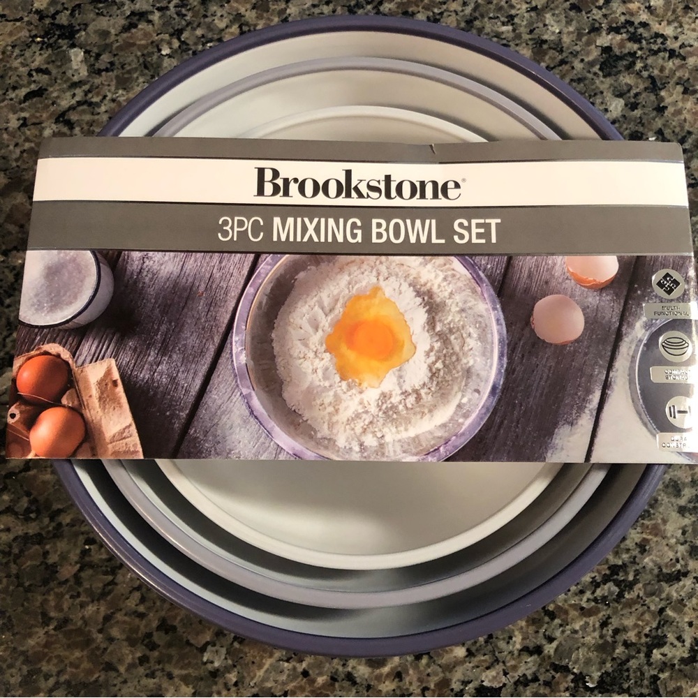 NWT Brookstone Set of 3 Mixing Bowls